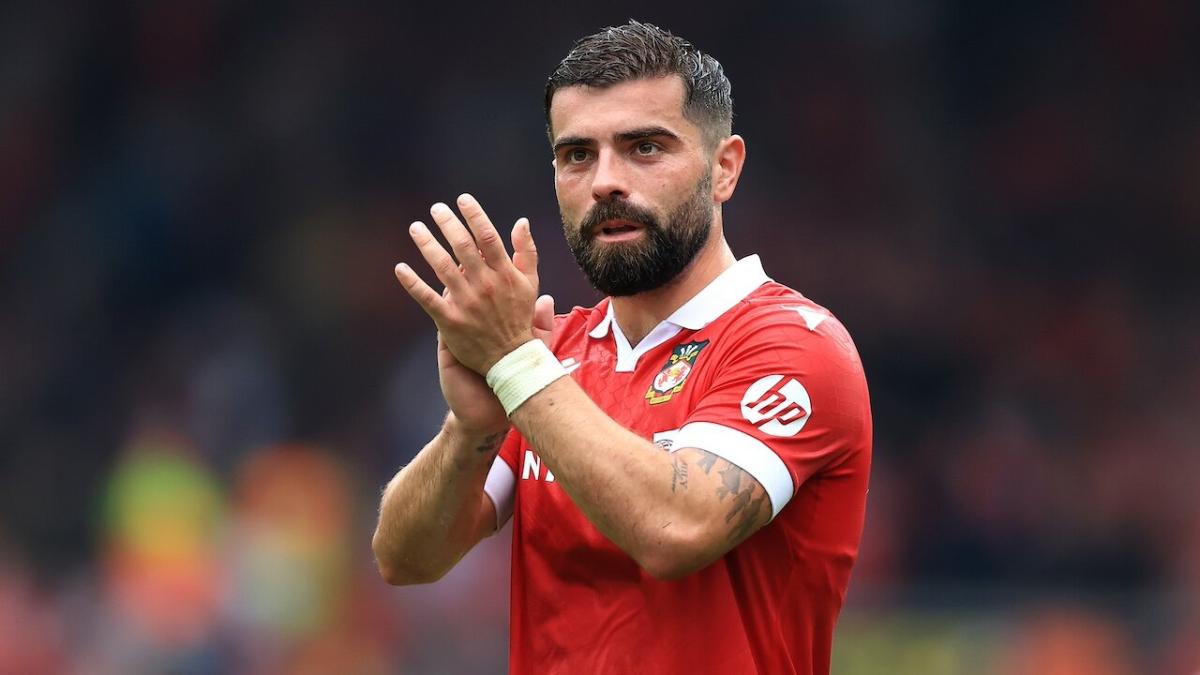 Wrexham player Elliot Lee